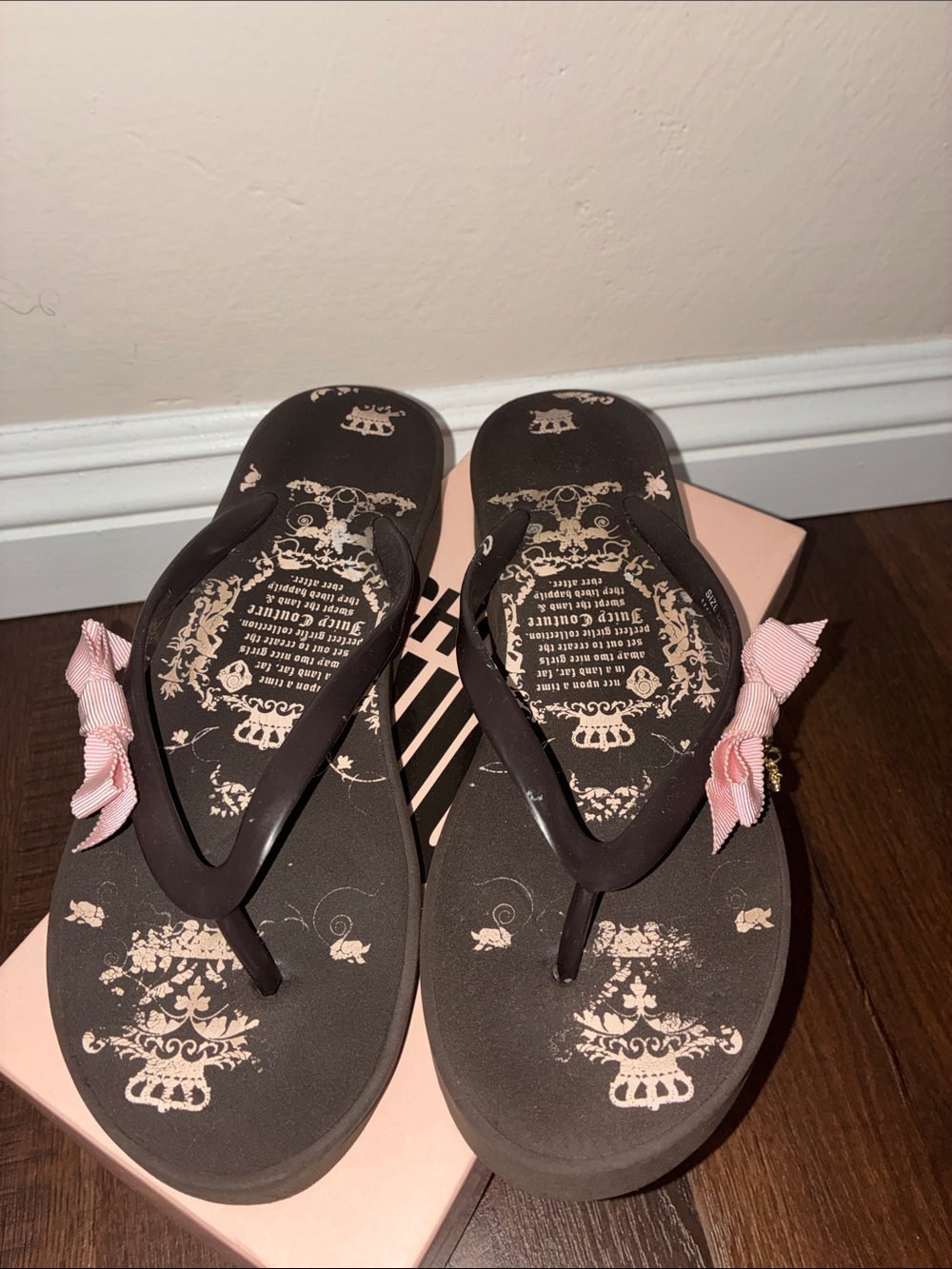 Y2K VINTAGE Juicy Couture Brown Flip Flop Wedge Sandals with Pink Bow Charms 8M - Picture 3 of 13